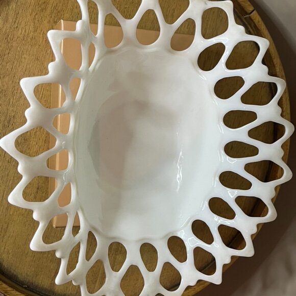 Vintage large Westmoreland milk white glass oval Bowl in Doric open lace pattern - Picture 2 of 2